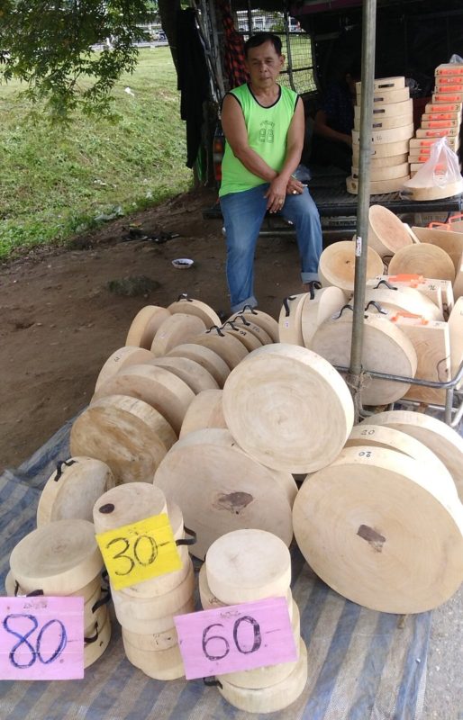 これが、タイの伝統のまな板。 木を切る季節になると行商のおじさんが売りに来る